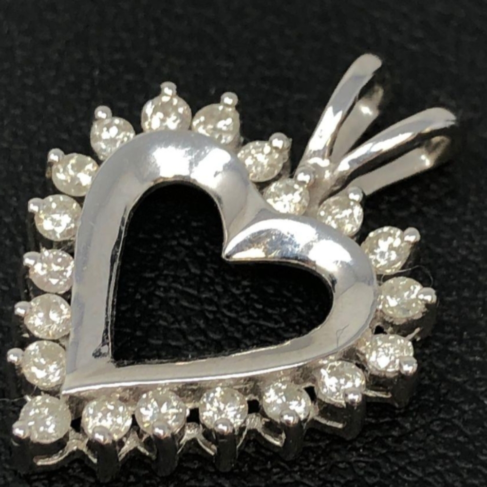 Beautiful 10k white gold diamond heart pendant